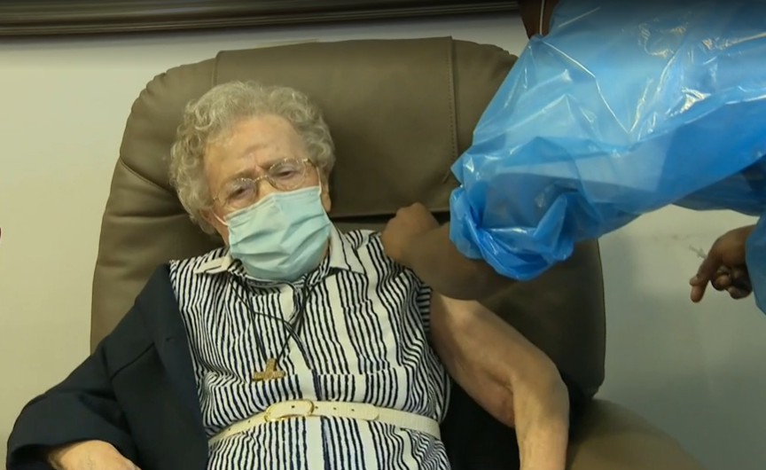 De 101-jarige gasthuiszuster van het Heilig Hart, Lucie Danjou, kreeg eind december als eerste in Brussel het coronavaccin, maar dat is omdat zij toevallig de oudste bewoonster was van het woonzorgcentrum waar de vaccinatiecampagne begon
