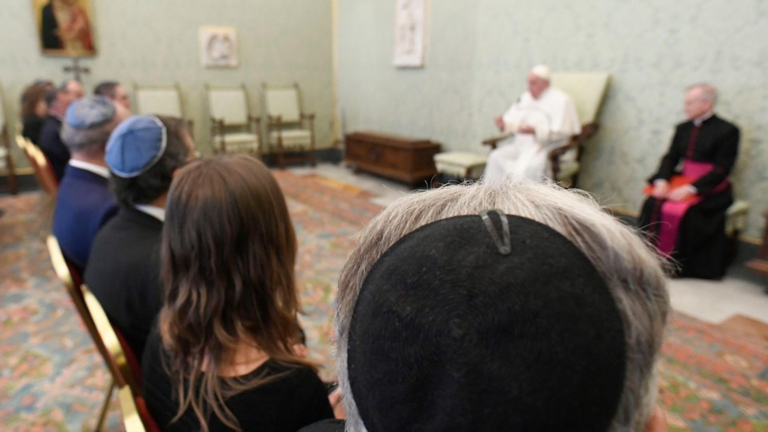 Paus Franciscus ontvangt een groep joodse geleerden en rabbijnen in het Vaticaan.