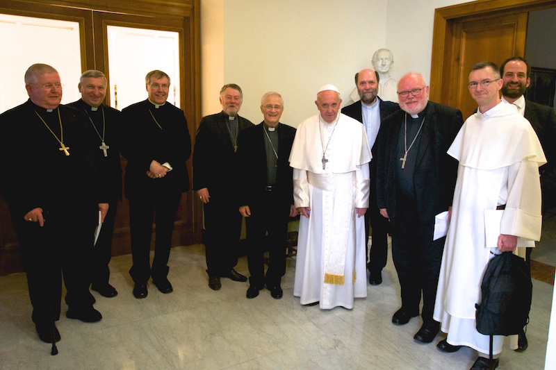 De COMECE-delegatie, met onder meer kardinaal Karl Marx en mgr. Jean Kockerols, tijdens hun ontmoeting met paus Franciscus 