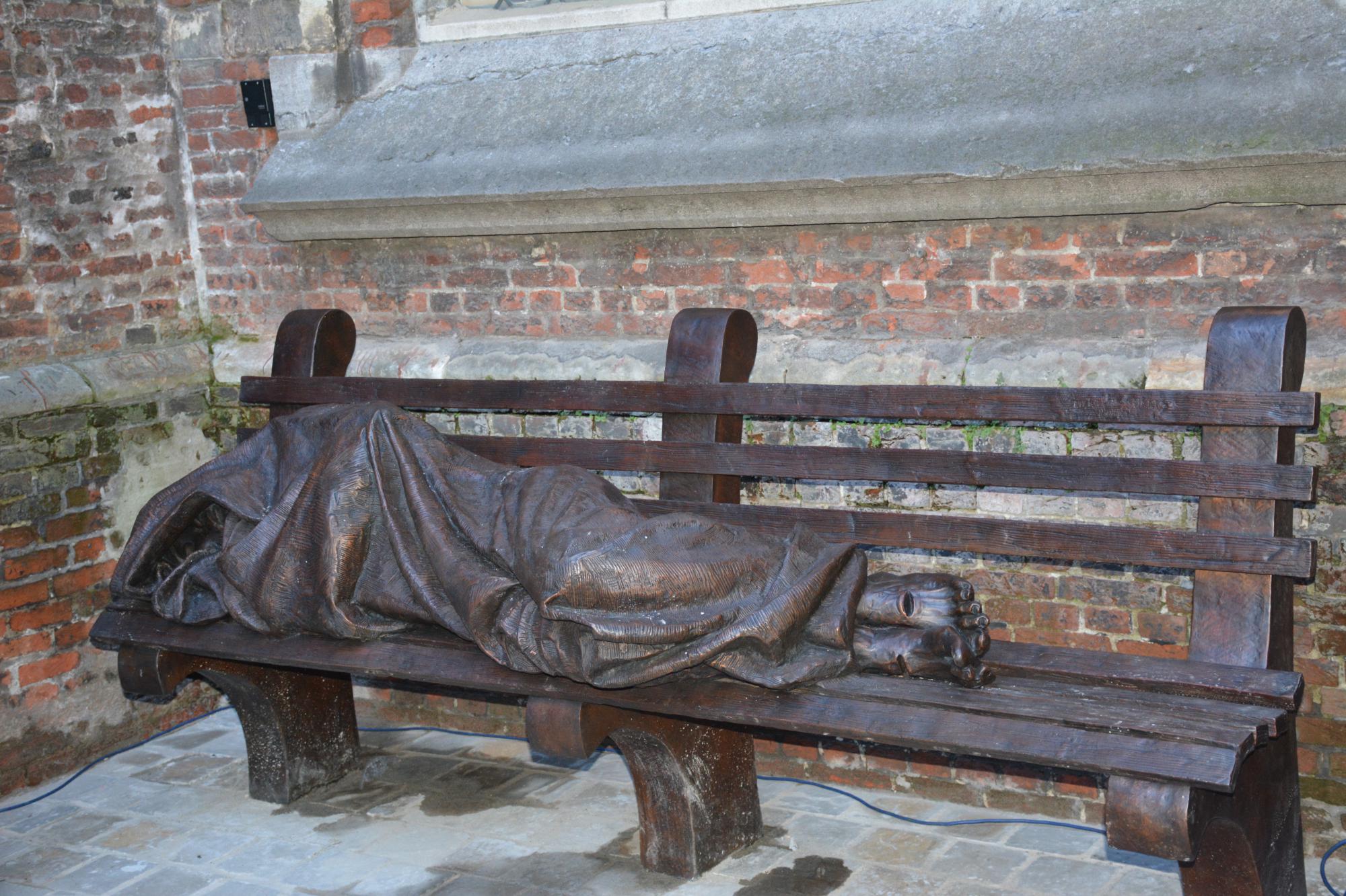 Een exemplaar van 'The Homeless Jesus' van Timothy Schmalz werd onthuld ter gelegenheid van 50 jaar Sint-Egidiusgemeenschap