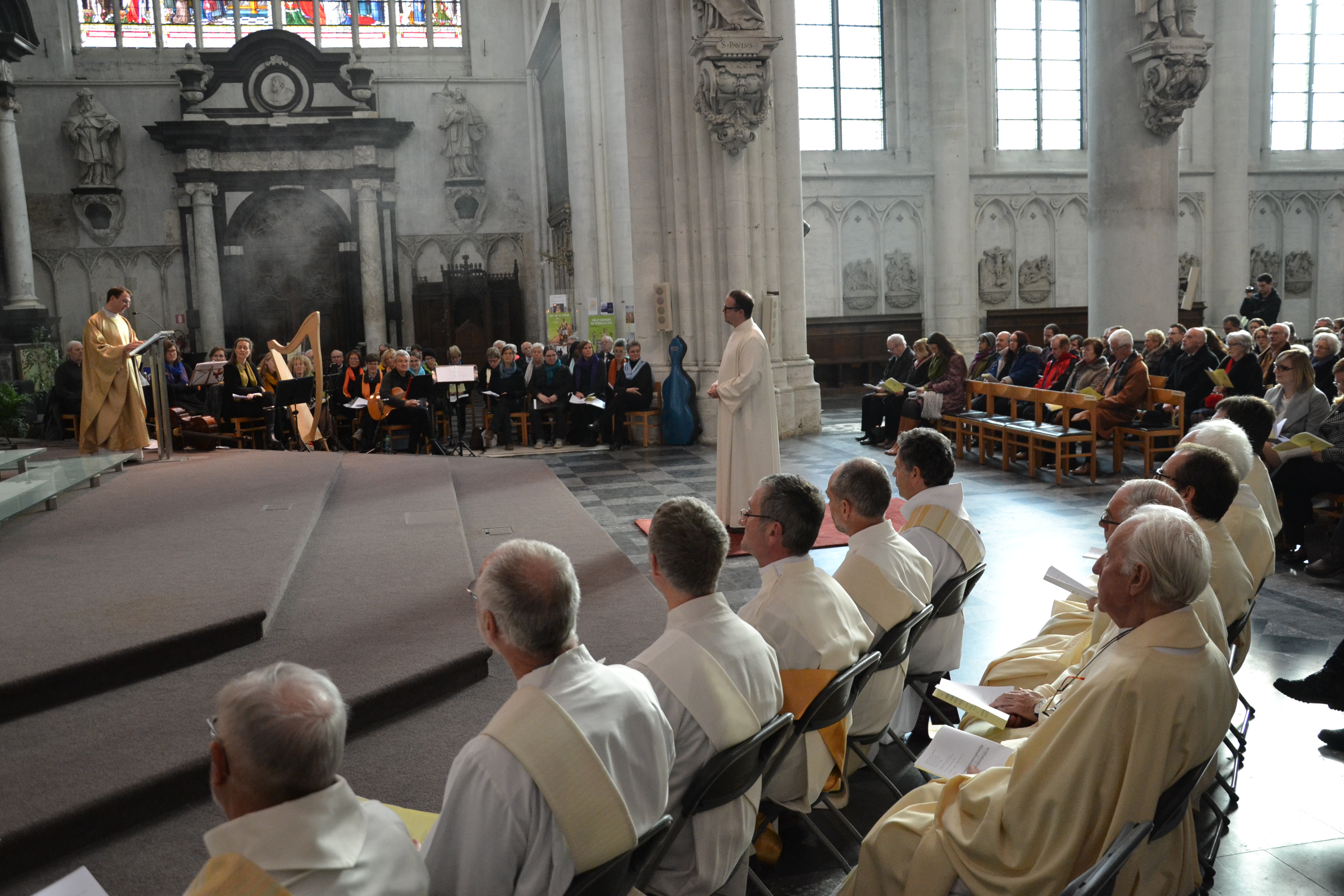 Zondag werd in de Sint-Romboutskathedraal de Mechelse bedrijfsjurist Kris Somers tot diaken gewijd