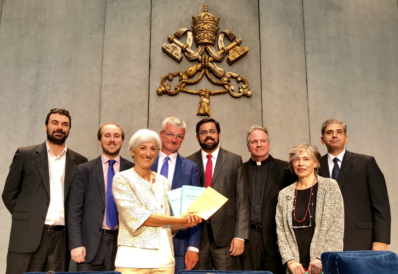 De auteurs van het Vaticaanse document over de sport, met als vierde van links prof. Dries Vanysacker van de KU Leuven