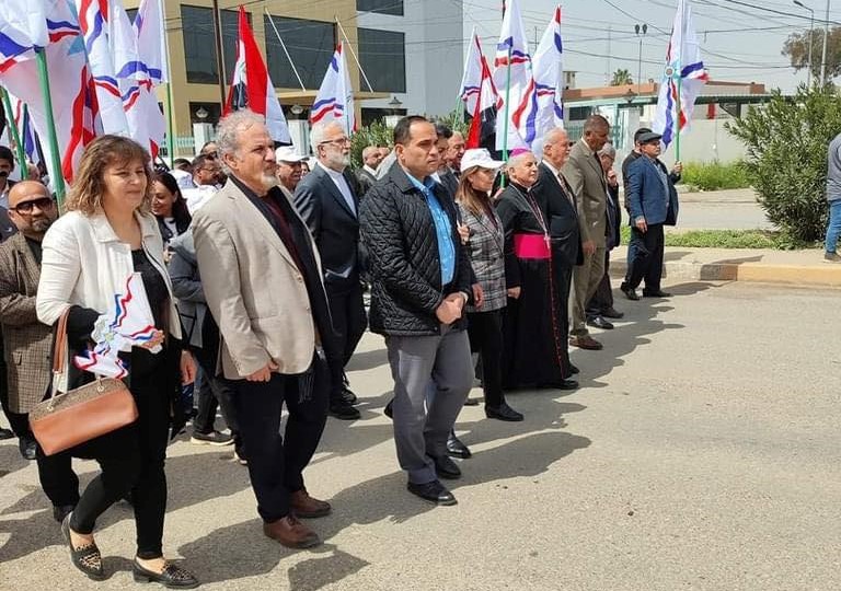 Tientallen christenen paradeerden door de straten van Mosul, met hun aartsbisschop, de dominicaan Najeeb Michaeel Moussa, op kop