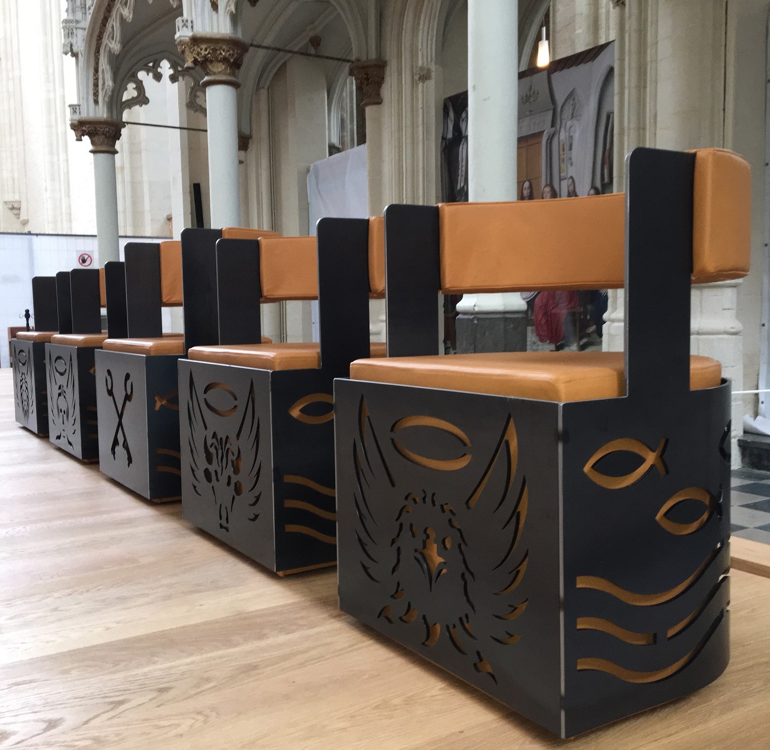 De symboliek van de nieuwe kerkstoelen verwijst naar Sint-Pieter en de vier evangelisten