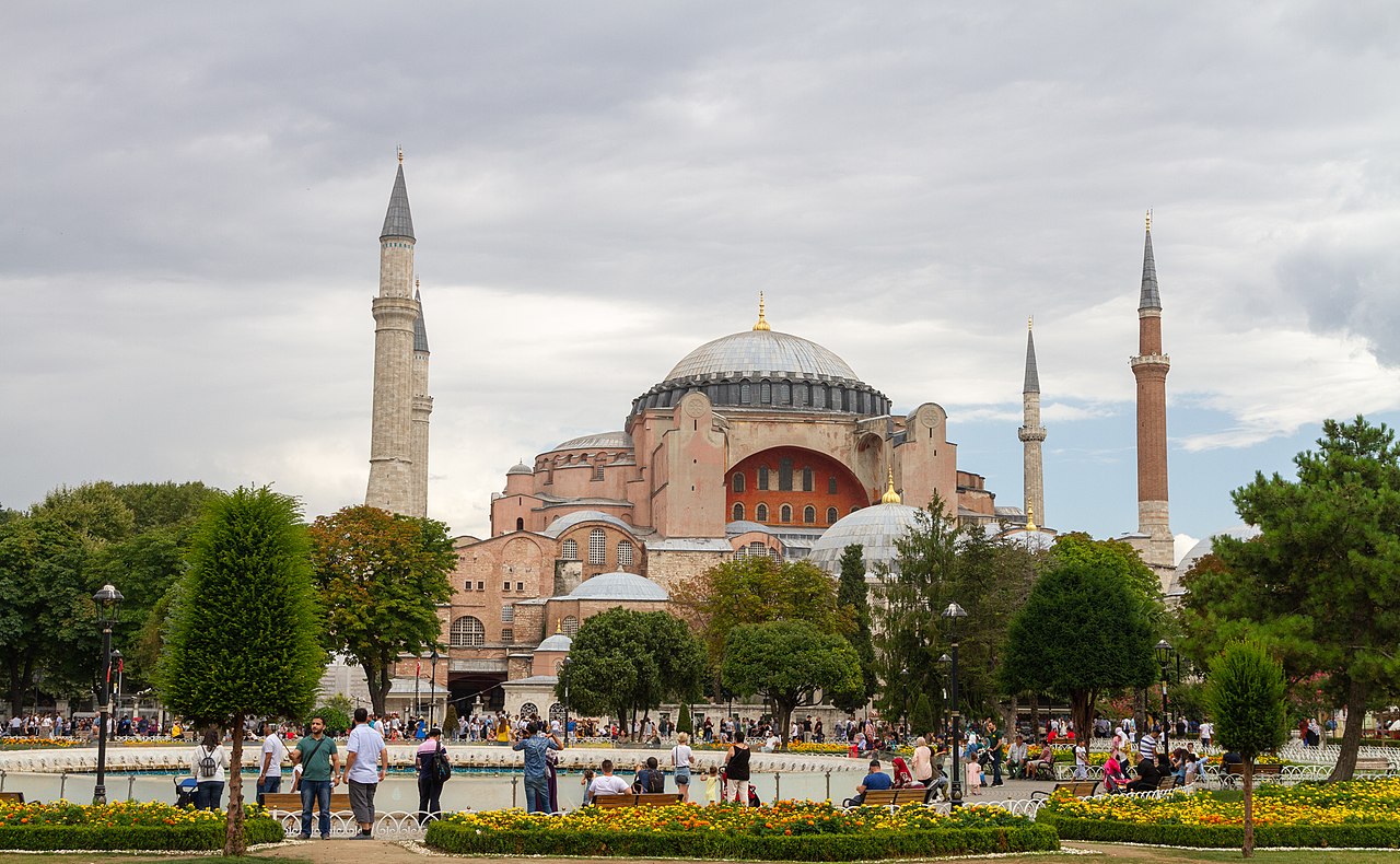 De Turkse president Recep Tayyip Erdoğan maakte in 2020 van de Hagia Sophia in Istanbul, oorspronkelijk gebouwd als kathedraal en sinds 1934 een museum, opnieuw een moskee