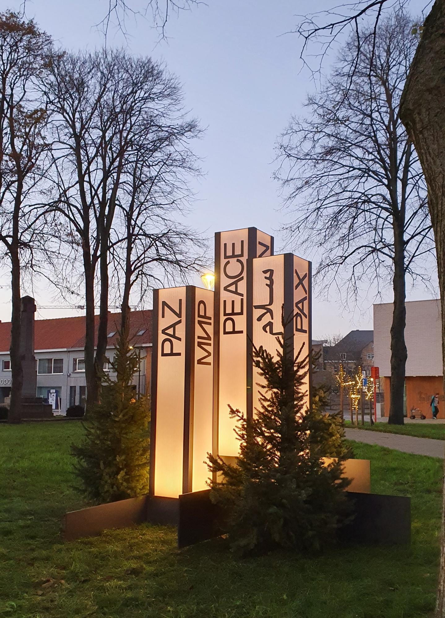 Langemark heeft een nieuwe blikvanger: 3 vredeszuilen wensen vrede in 12 talen.