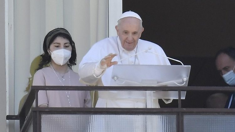 Paus Franciscus tijdens het Angelusgebed vanop een balkon van het Gemelli-ziekenhuis op zondag 11 juli 2021