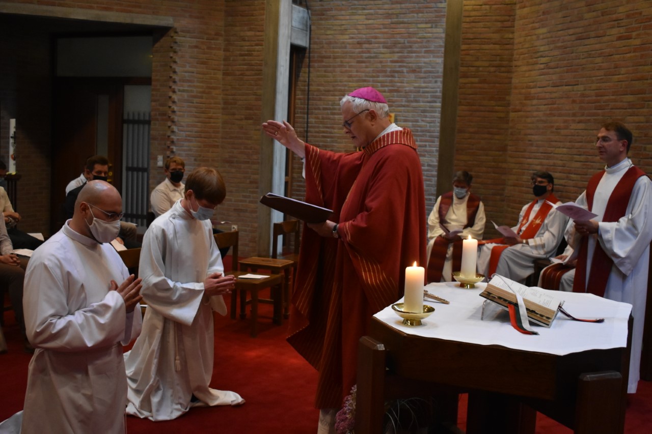 Bisschop Hoogmartens stelt in de eucharistieviering de Limburgse seminaristen Gianluca Loperfido en Bart Pluymers aan tot acoliet