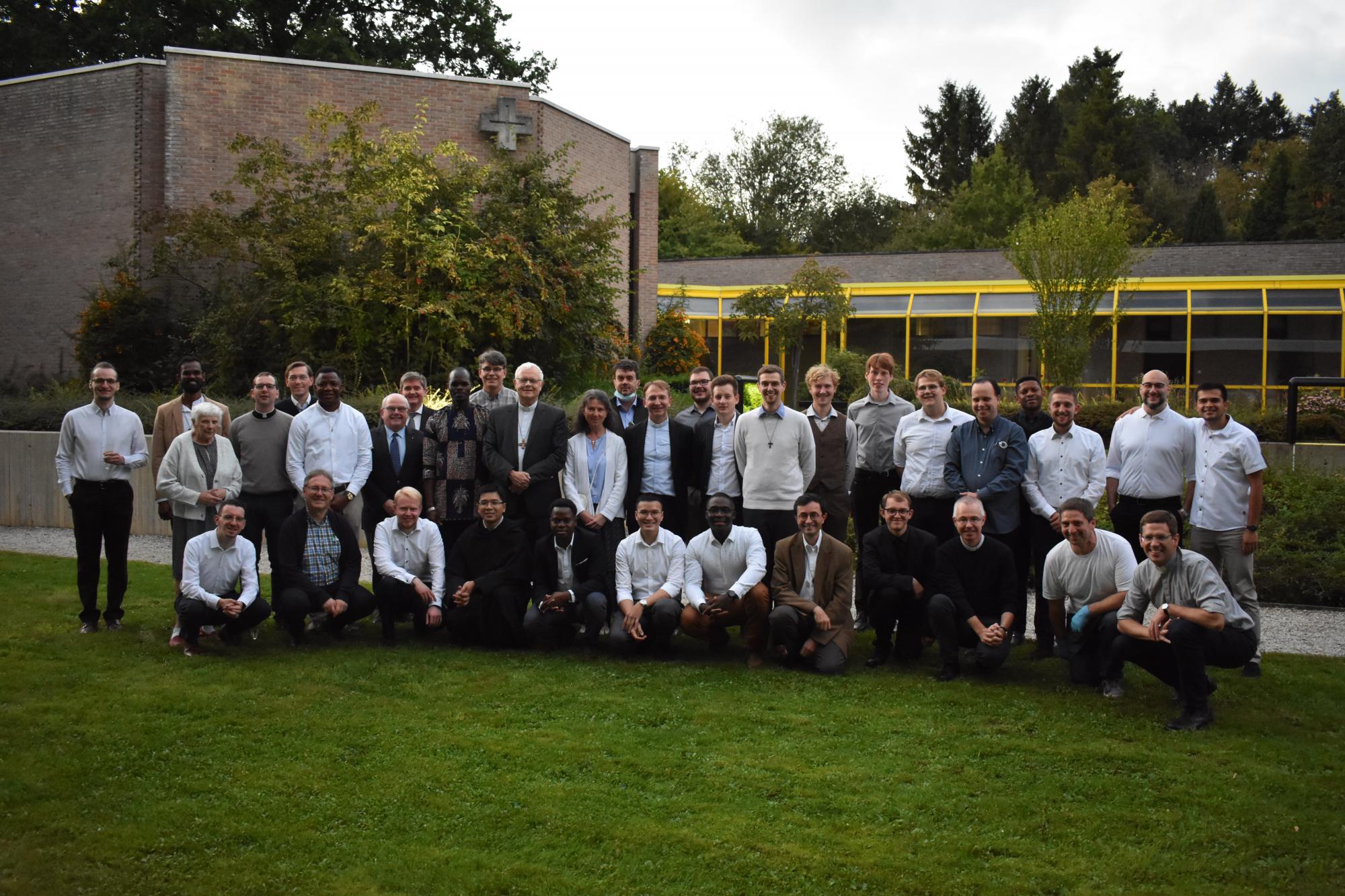 Mgr. Patrick Hoogmartens met de seminaristen van de Vlaamse bisdommen, de vormingsploeg, de rectoren en de religieuzen die er filosofie of theologie studeren