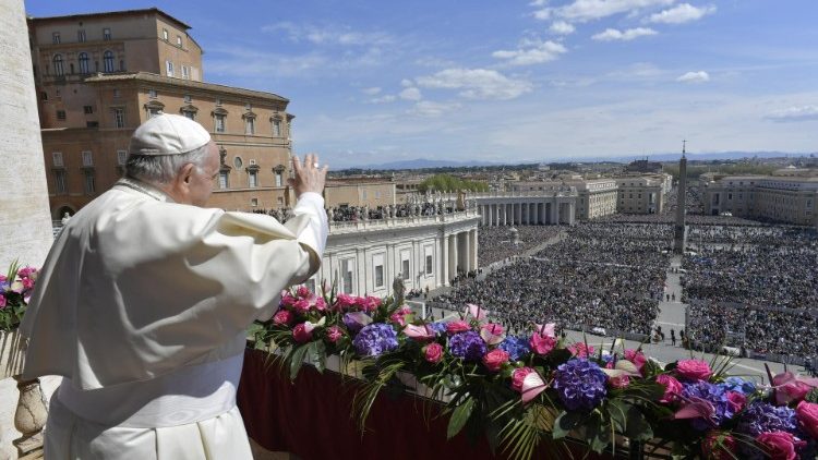 Paus Franciscus tijdens zijn 'Urbi et orbi'-zegen op paaszondag 17 april 2022