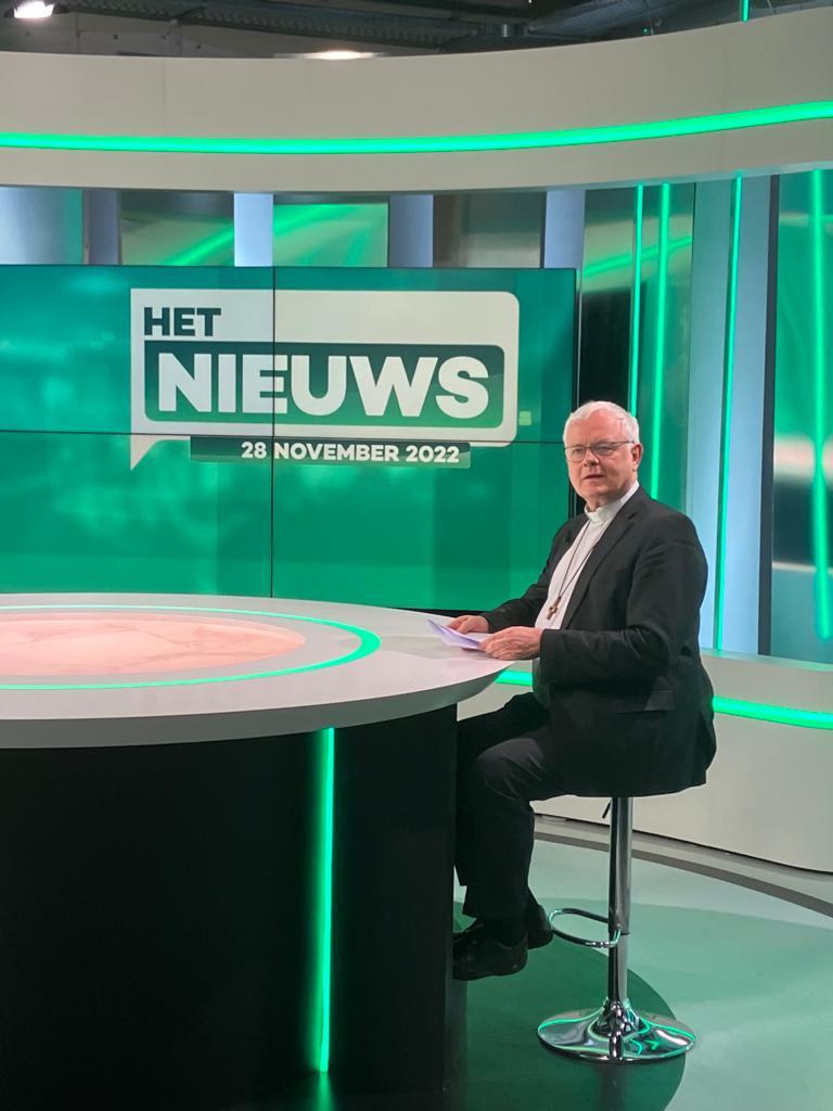 Bisschop Patrick Hogmartens in de nieuwsstudio van TV Limburg