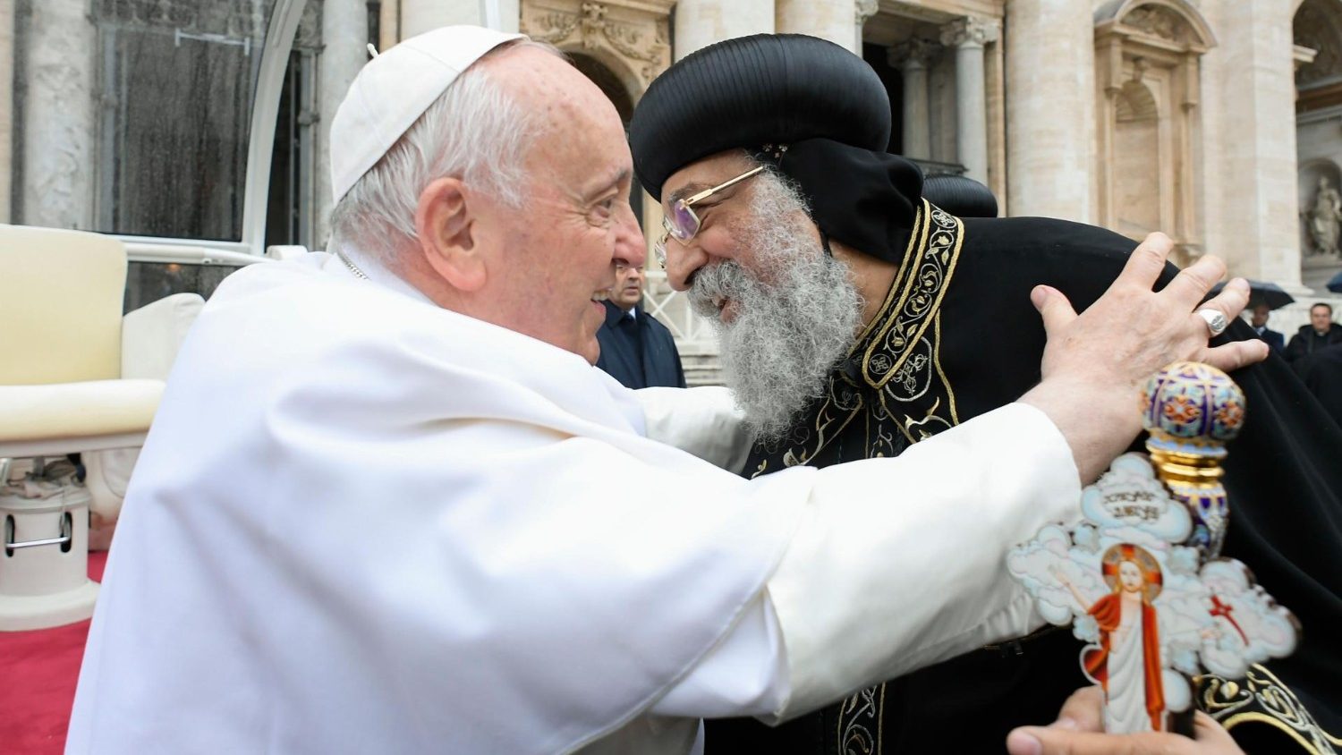 Paus Franciscus omhelst de koptische paus Tawadros II tijdens de algemene audiëntie van woensdag 10 mei 2023