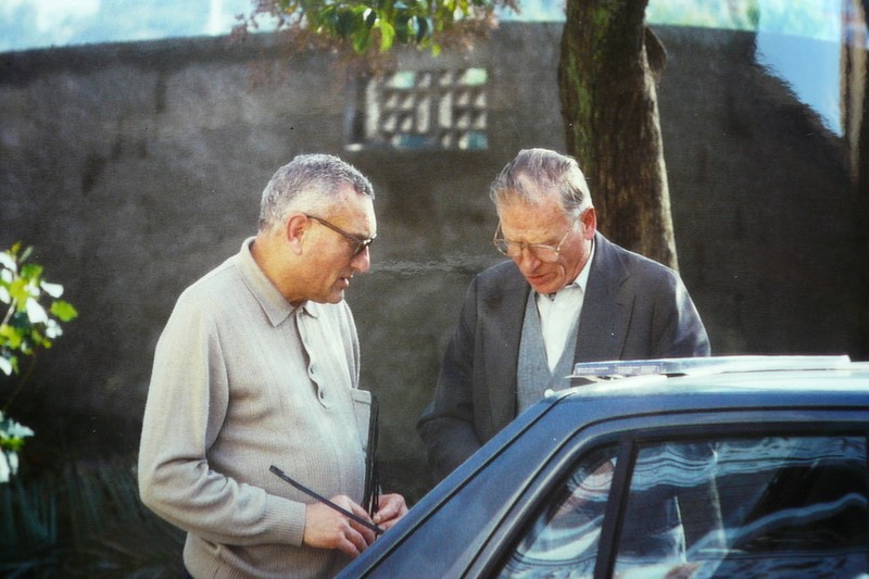 Eric Bladt en Charles Deckers op de binnenkoer van Tizi Ouzou in Kabylië, waar Deckers op 27 december 1994 werd neergeschoten