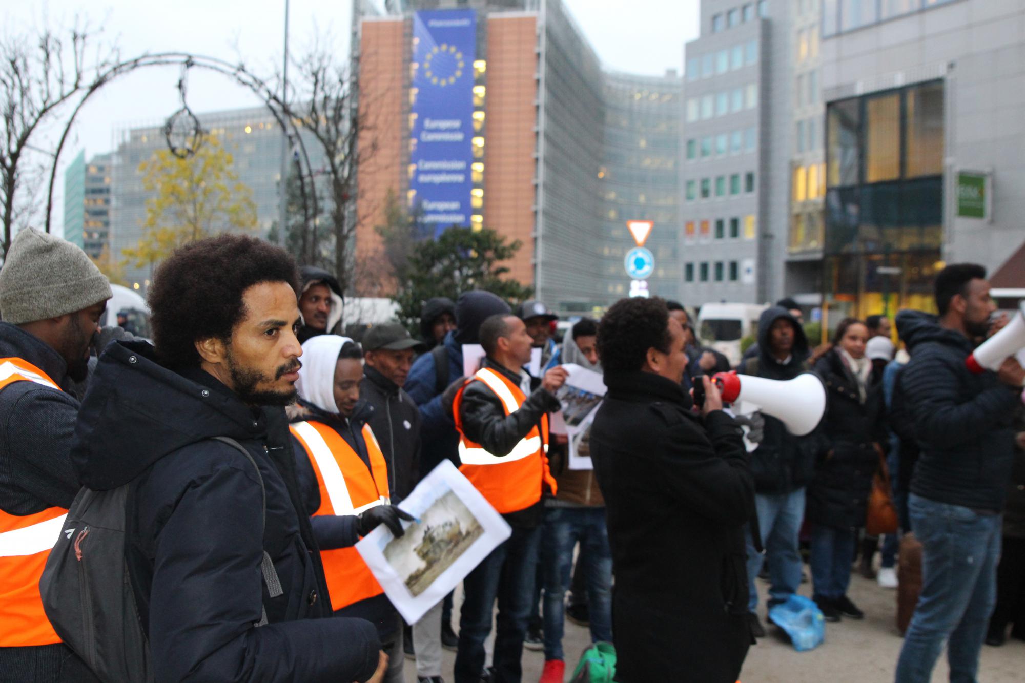 Vorige maand kwam een 200-tal Eritreeërs – onder meer Merhawi Goitom en Abrahalei Tesfai (vooraan links) – in Brussel bijeen om Europese beleidsmakers ervoor te waarschuwen dat Eritrea allerminst een ‘veilig land’ is