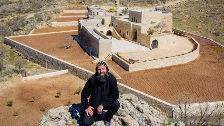 Aho Sefer Bileçen, de priester-monnik die sinds enkele jaren in het Mor Yacoub-klooster leeft en bidt