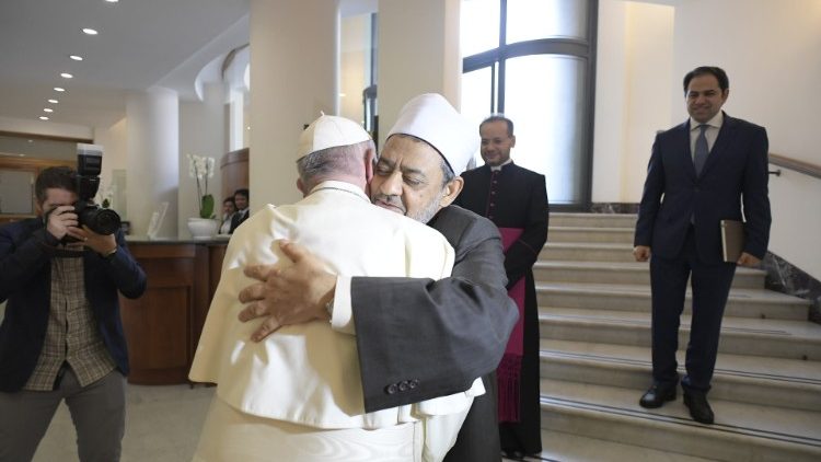 Paus Franciscus begroet grootsjeik Ahmed El-Tayeb