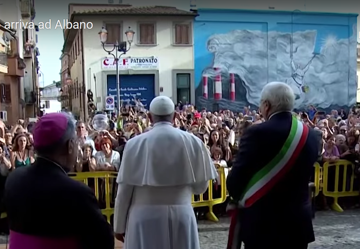 Paus Franciscus oog in oog met de gigantische graffito in Albano Laziale