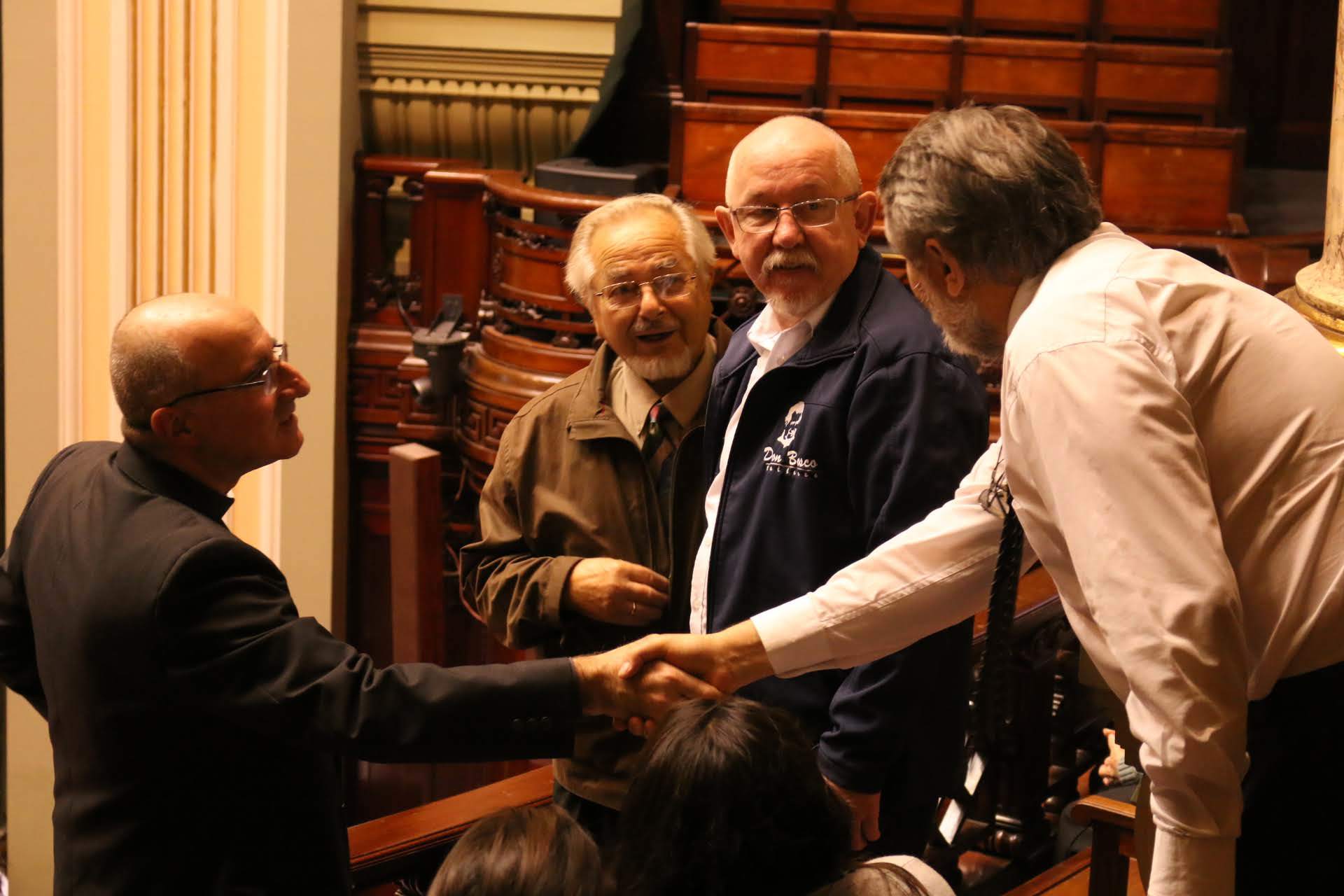 Salesiaan Andrés Boone (2de van rechts) is directeur van de technische school Tallares Don Bosco in Uruguay. De school werd gehuldigd in de Senaat.