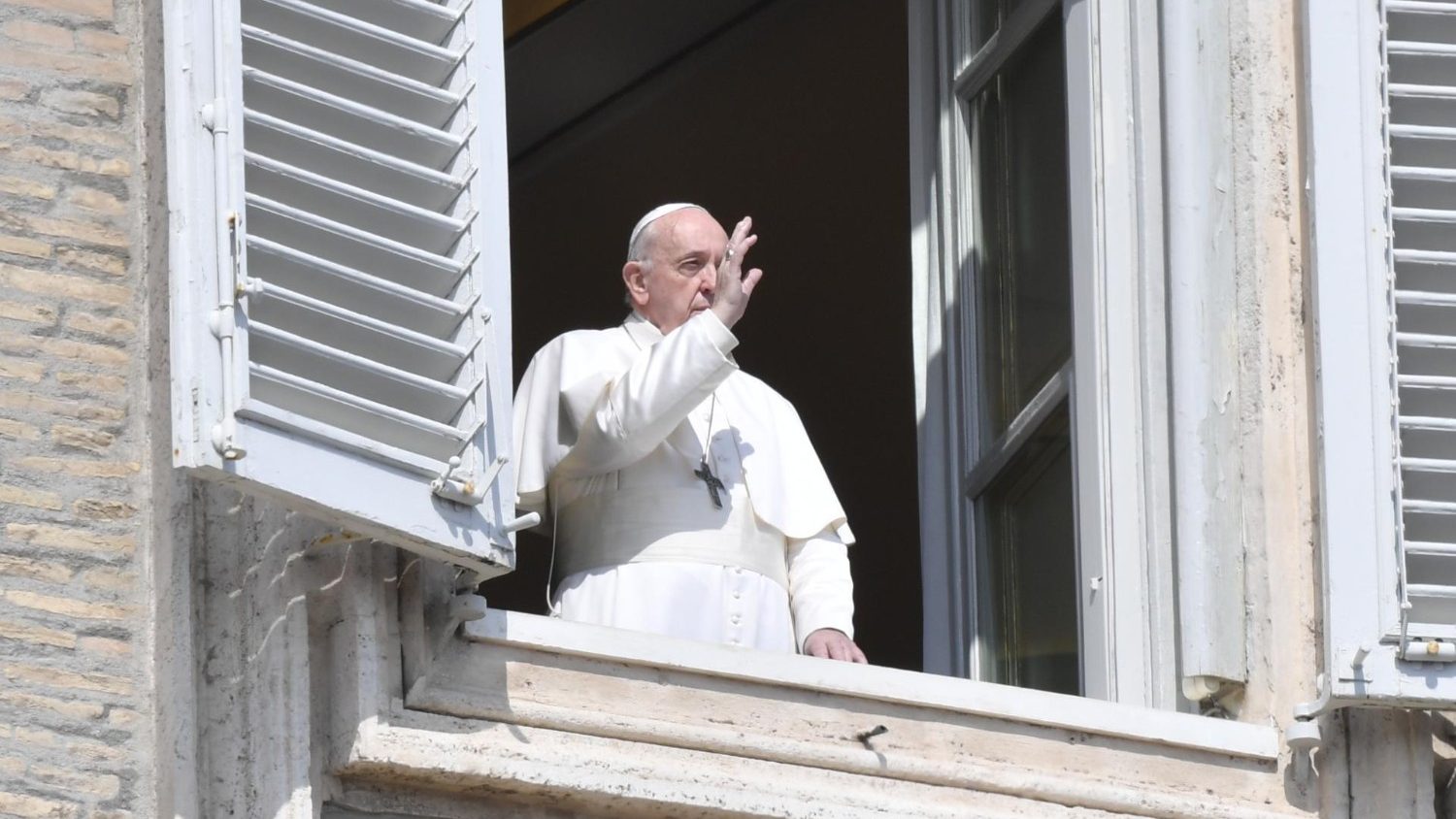 Paus Franciscus kwam zondag na het Angelusgebed even groeten aan het raam van de pauselijke bibliotheek