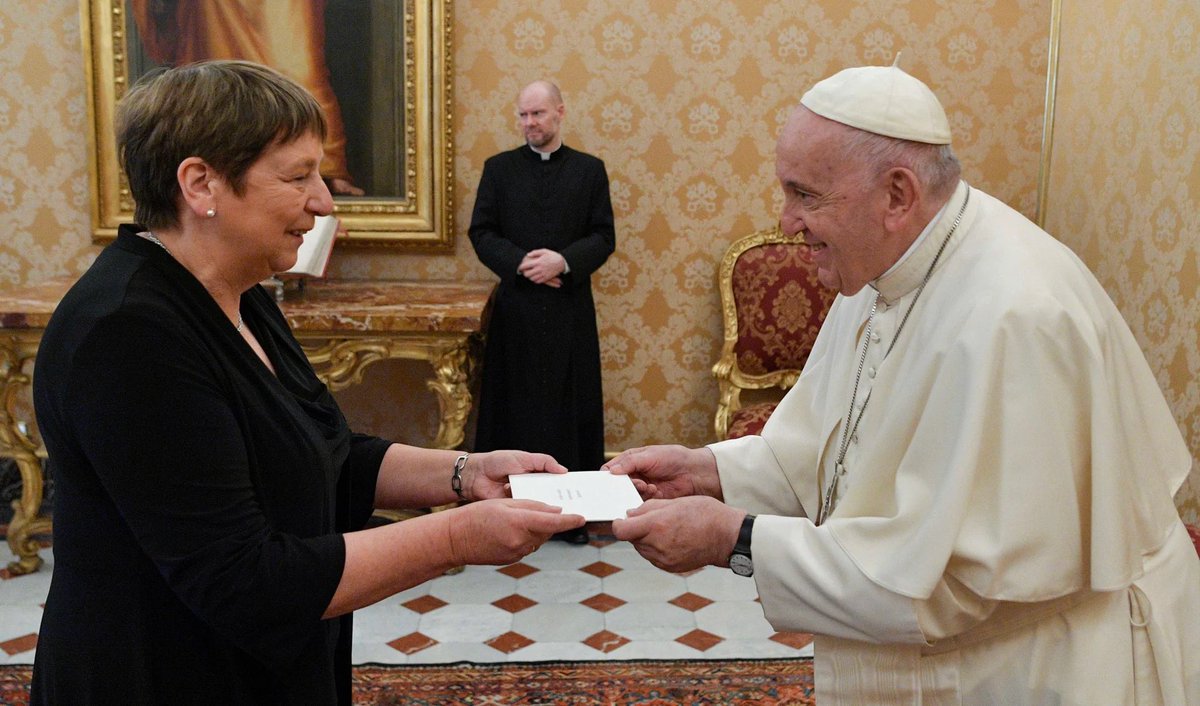 De Nederlandse ambassadeur Annemieke Ruigrok bij paus Franciscus