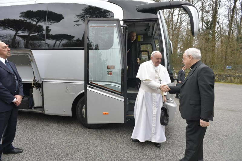 Paus Franciscus bij zijn aankomst in Ariccia