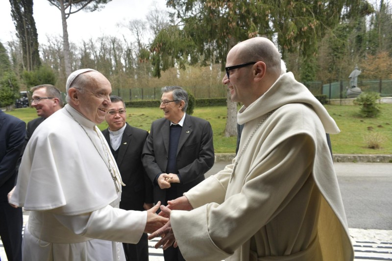 Paus Franciscus wordt begroet door de benedictijn Bernardo Francesco Gianni