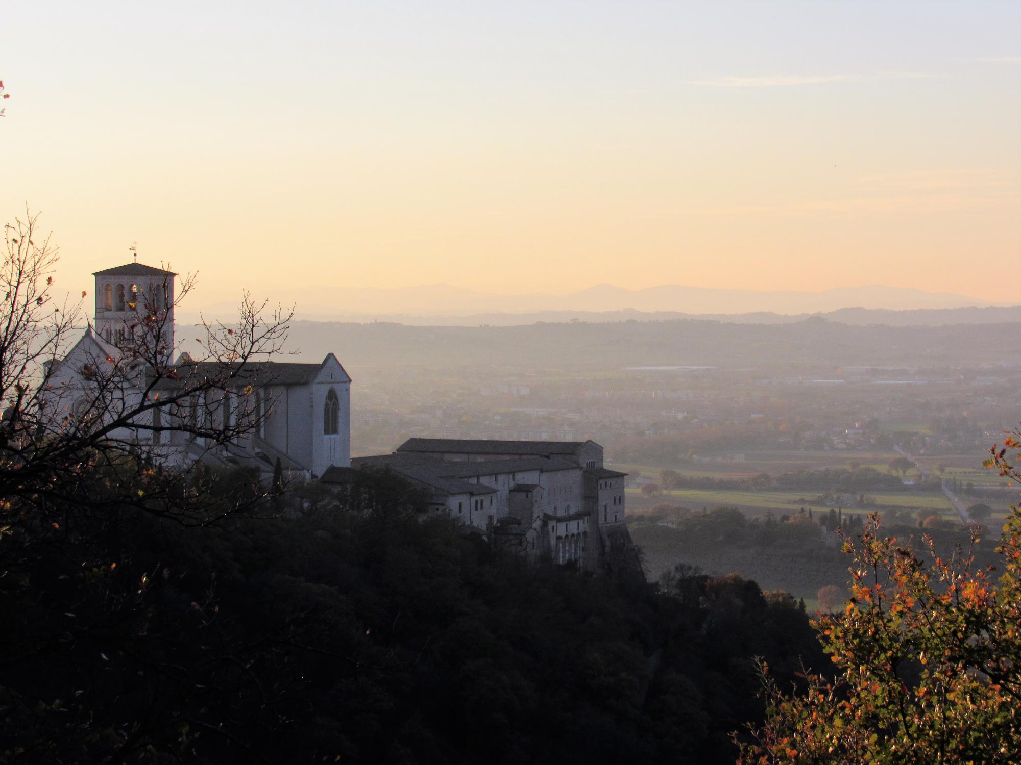 Zicht op de Sint-Franciscusbasiliek in Assisi.