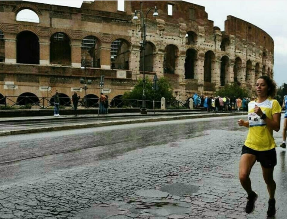 Het atletiekteam van het Vaticaan in actie, tijdens de marathon van Rome