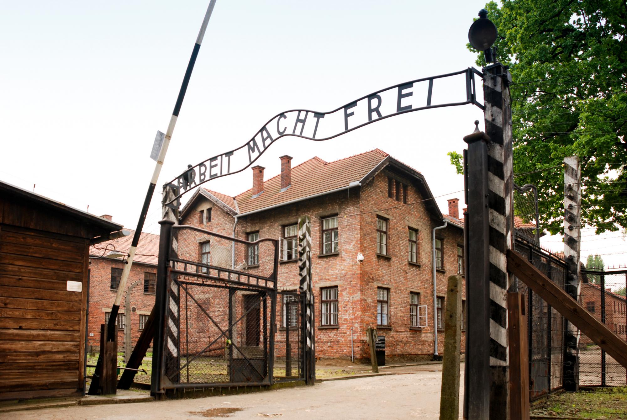 De toegangspoort tot Auschwitz, met opschrift ‘Arbeit macht frei’.