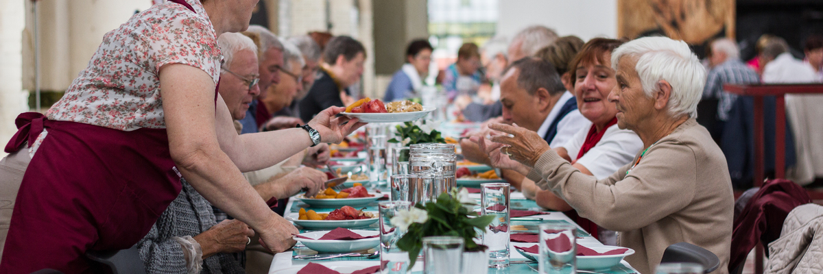 Samen aan tafel tijdens de Week van Verbondenheid