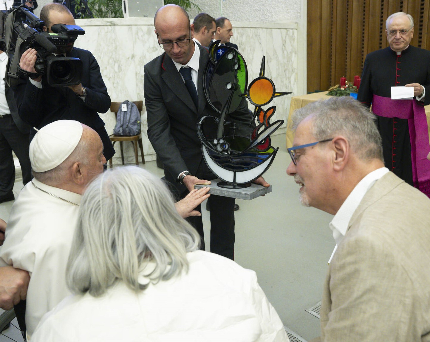 Jan Leenknegt (rechts op de foto) kon het kunstwerk zelf overhandigen en de paus kort spreken.