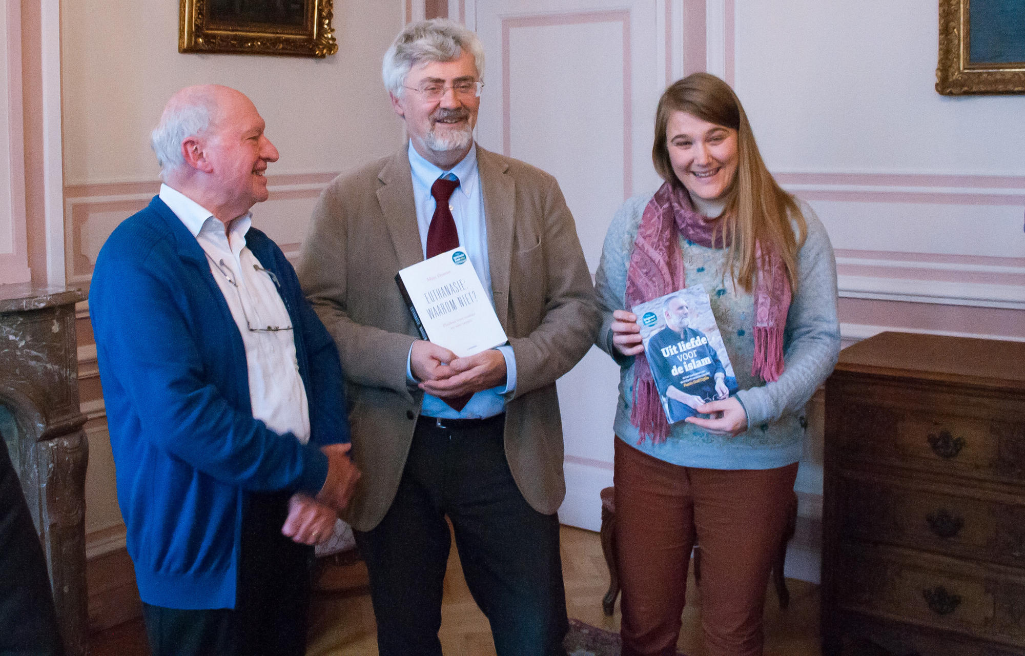 Babs Mertens (rechts) ontvangt met Marc Colpaert (links) de prijs voor het religieuze boek 