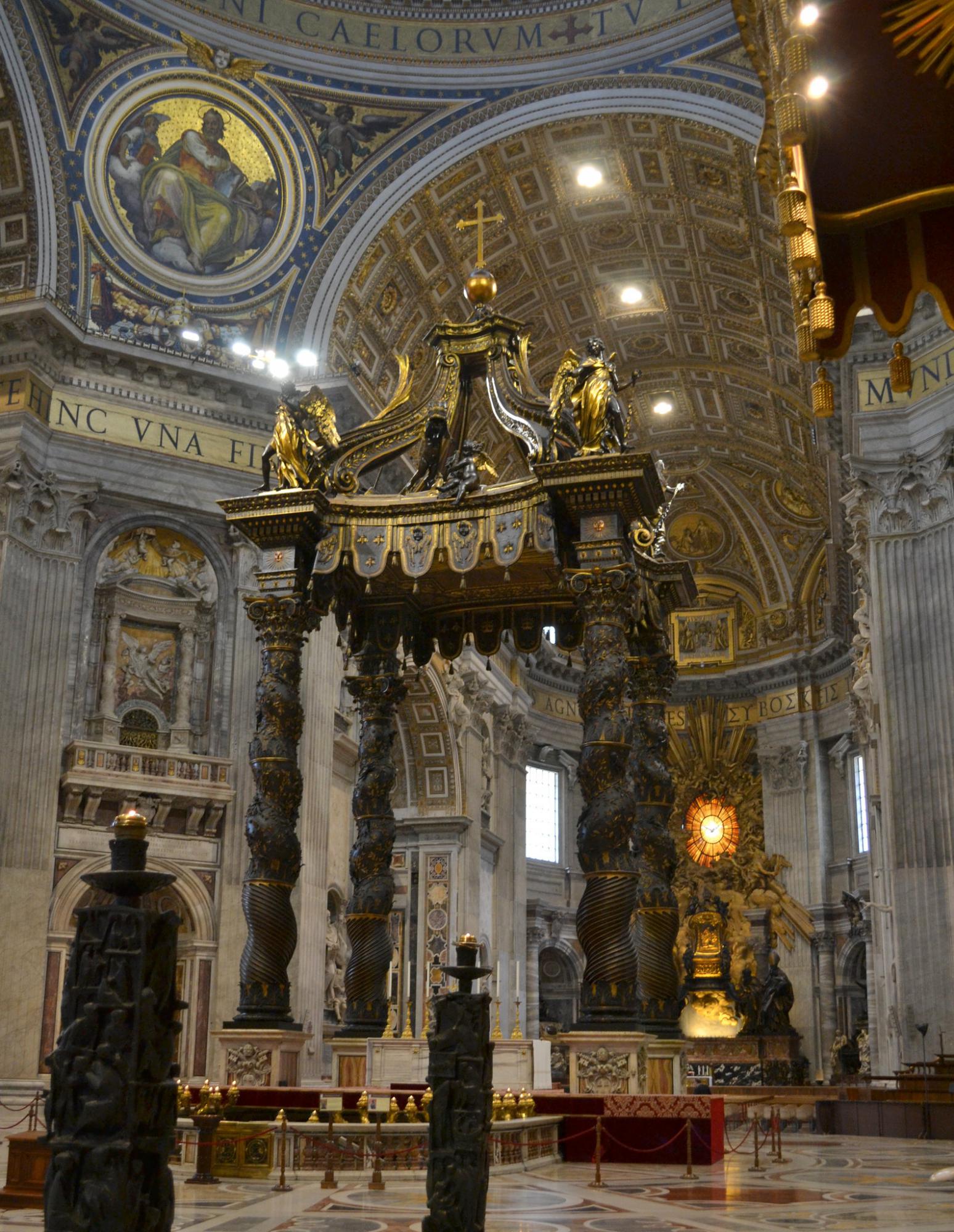 De baldakijn van Bernini in de Sint-Pietersbasiliek in Rome is een imposante structuur waarin een gebouw van 10 verdiepingen past