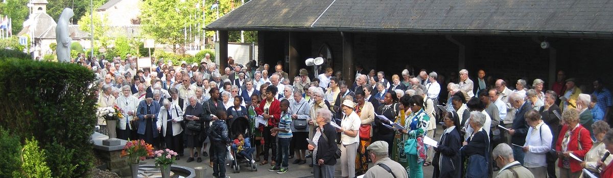 Bedevaarders bij de bron in Banneux, waar de Mariaverschijningen aan Mariette Beco in 1933 officieel door de Kerk zijn erkend