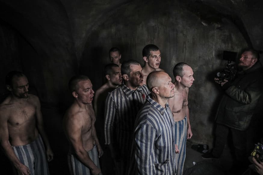 Beeld uit 'Triumph of the Heart' van de tien mannen die in Auschwitz werden veroordeeld tot de hongerdood waaronder Maximiliaan Kolbe