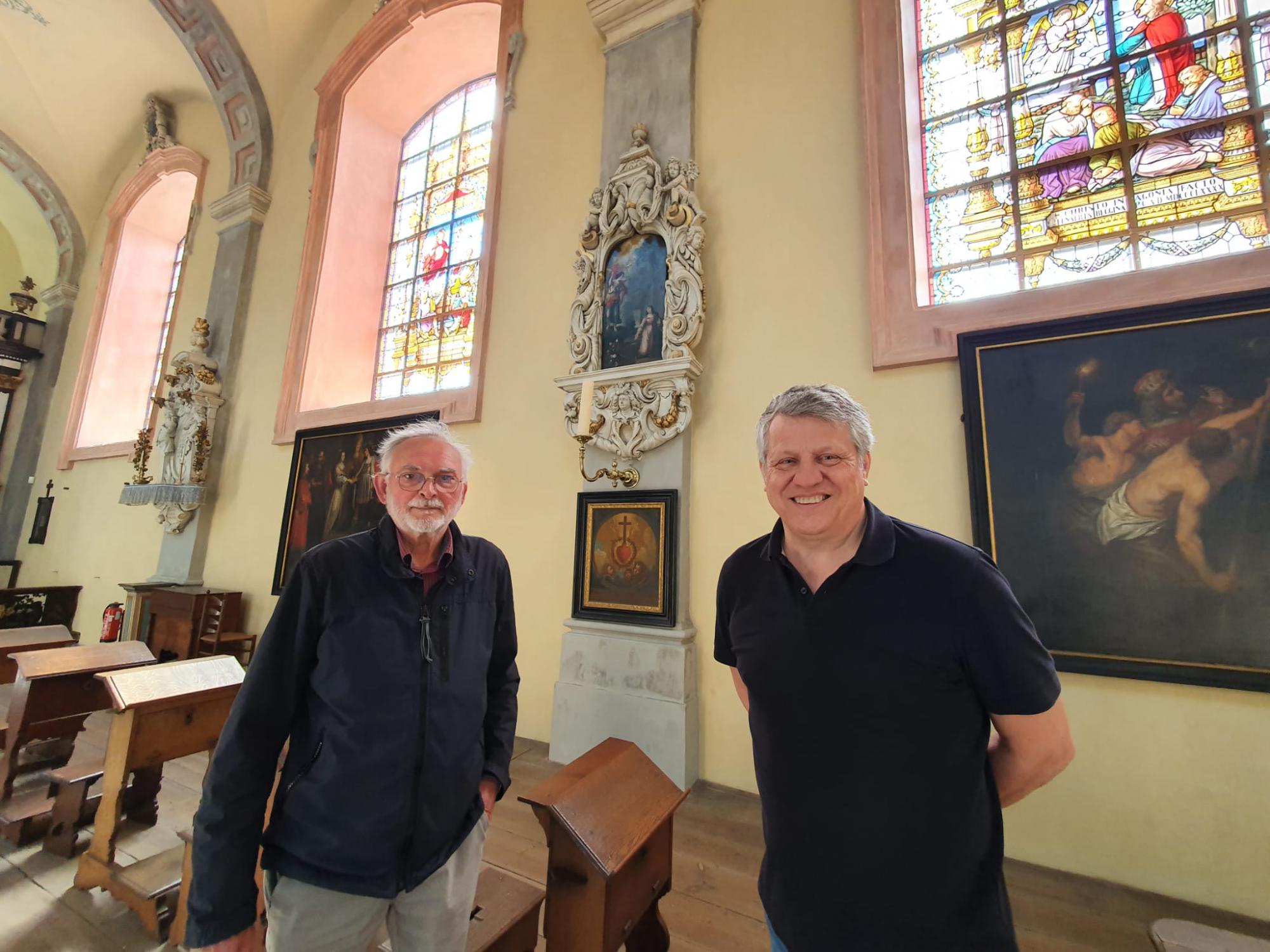 Jan Mortier (vrijwilliger Torens aan de Dijle) en schepen Anciaux in de Mechelse Begijnhofkerk