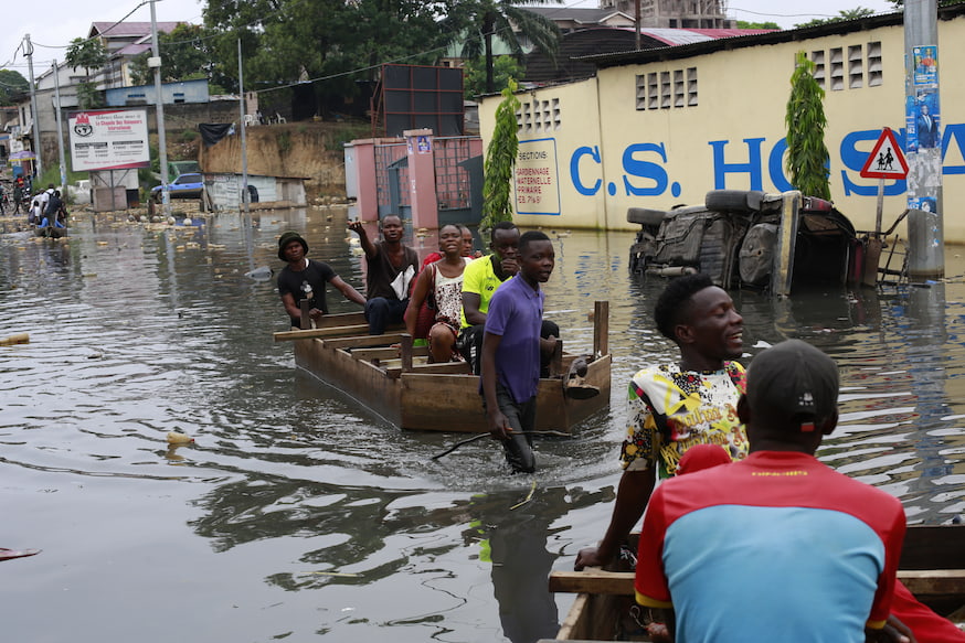 Mensen verplaatsen zich in kano's en zelfgemaakte bootjes in de overstroomde buitenwijken van Kinshasa (10 januari 2024)