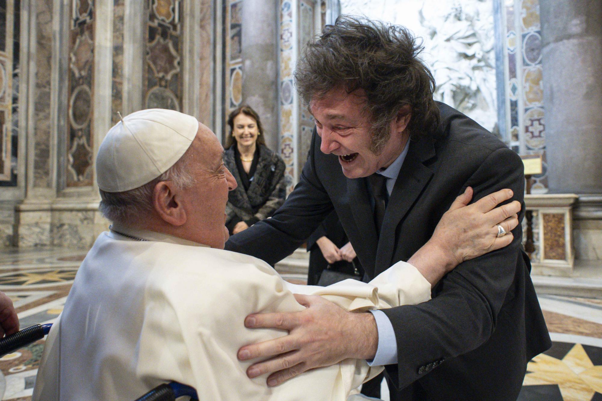 Paus Franciscus met een enthousiaste Argentijnse president Milei.