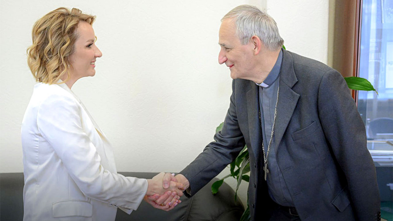 Kardinaal Matteo Zuppi met Maria Lvova-Belova 