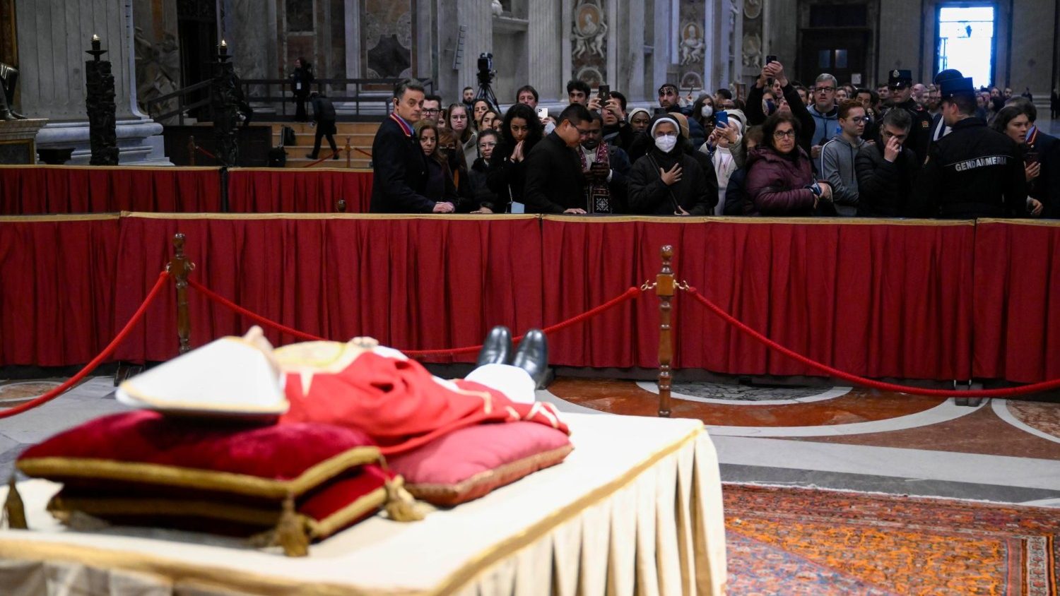 Gelovigen nemen afscheid van de emeritus paus Benedictus XVI