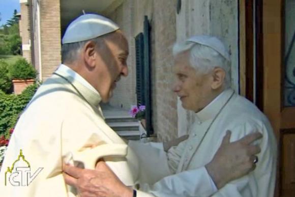 Paus Franciscus en zijn voorganger Benedictus XVI