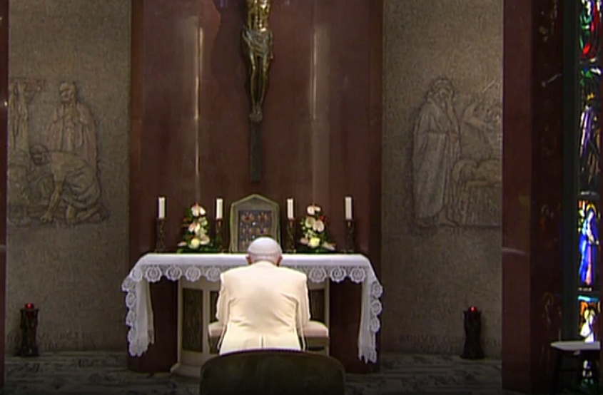 Benedictus XVI (92) in gebed