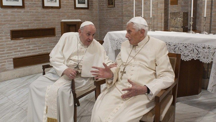 Paus Franciscus met de emeritus paus Benedictus XVI