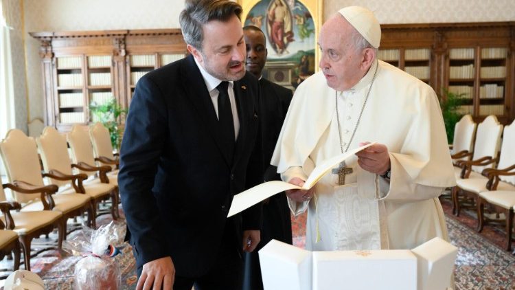 De Luxemburgse premier Xavier Bettel bij paus Franciscus