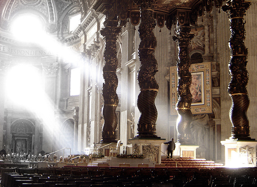 Binnenzicht van de Sint-Pietersbasiliek met baldakijn van Bernini