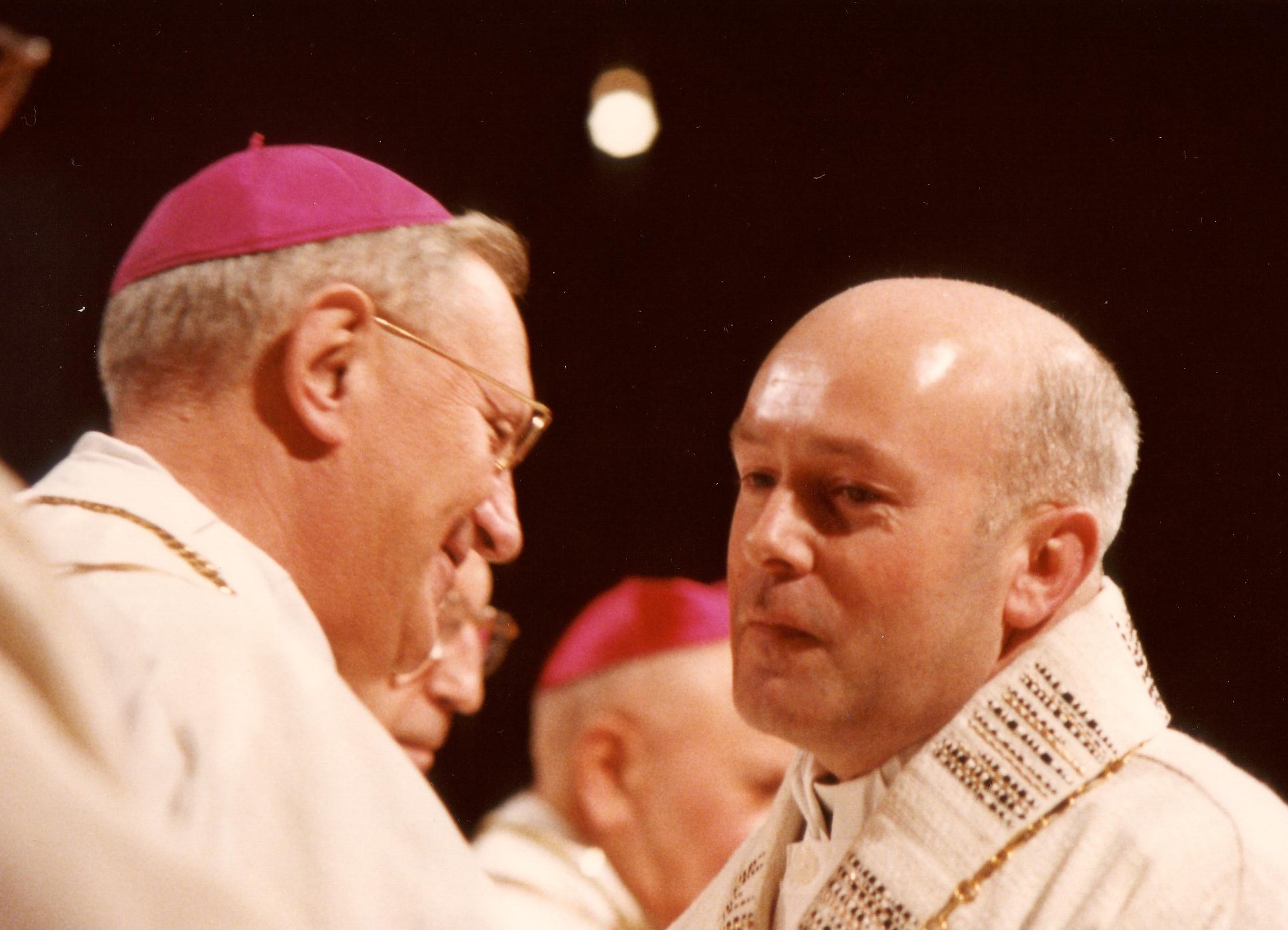 Kardinaal Godfried Danneels met toenmalig bisschop van Brugge Emiel-Jozef De Smedt tijdens de bisschopswijding op 18 december 1977