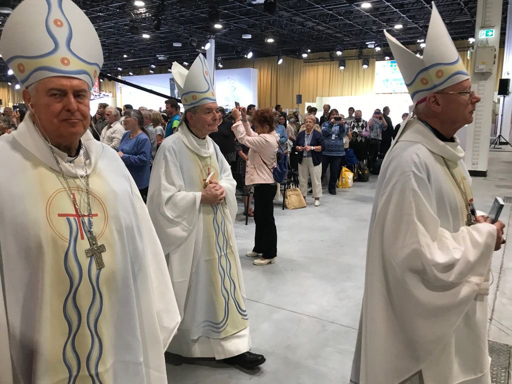 De Belgische bisschop Jousten concelebreerde mee de Eucharistie