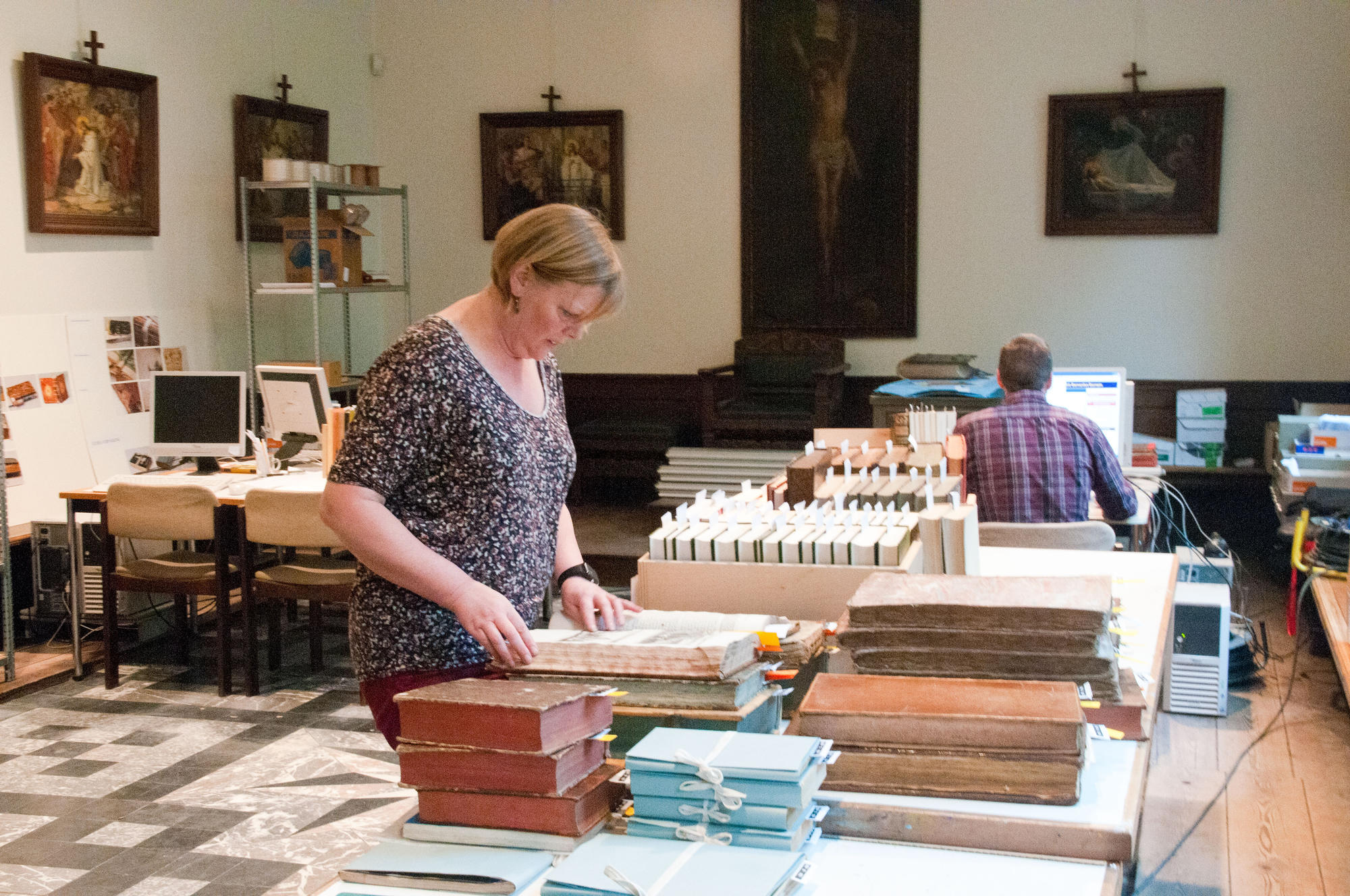 Archivering in de bibliotheek van de Sint-Bernardusabdij in Bornem