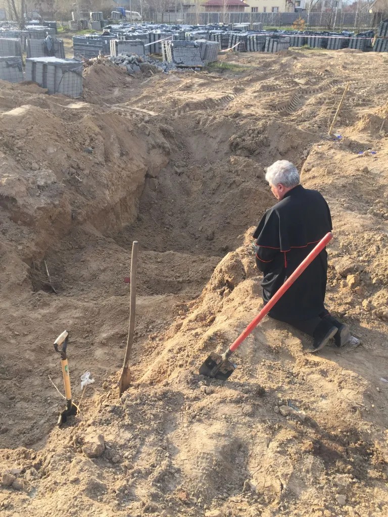 Kardinaal Krajewski bij een massagraf in Borodjanka