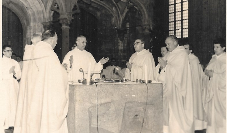 Foto uit 1965, ter gelegenheid van de dankmis bij 10 jarig-bestaan met kardinaal Suenens